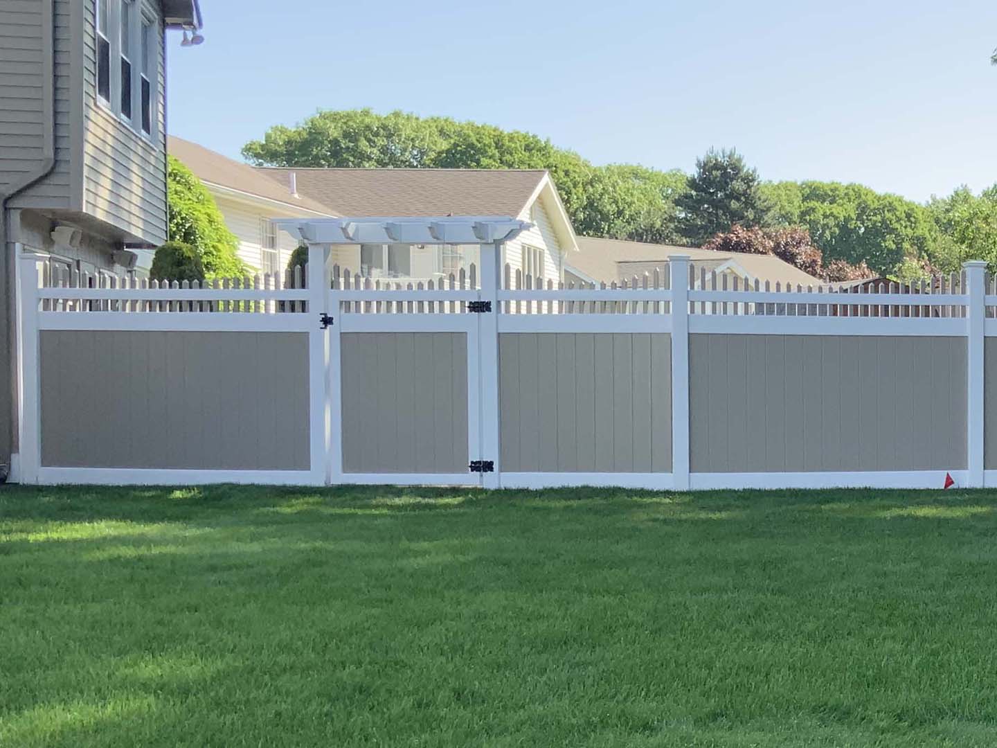 Photo of a high-quality Tewksbury Massachusetts vinyl fence.
